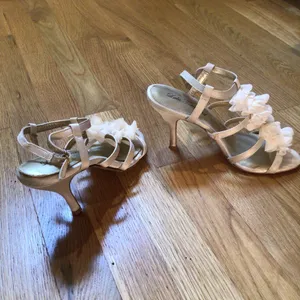 HP💝LuLu Townsend Ivory sz 7 petal accent 3” heel thumbnail 3