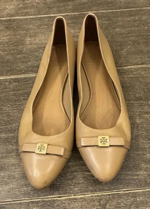 TORY BURCH BEIGE LEATHER HUGO‎ BOW POINT TOE GOLD REVA BALLET FLATS Size 8.5 thumbnail 1