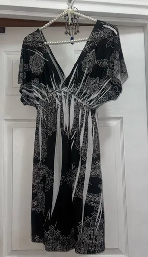 Chesley Size Small Black & White Plunge V-Neck Boho Short Sleeve Sundress thumbnail 1