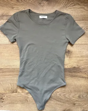 Aritzia BABATON 🩶 Contour Short Sleeve Body Suit size Small thumbnail 1