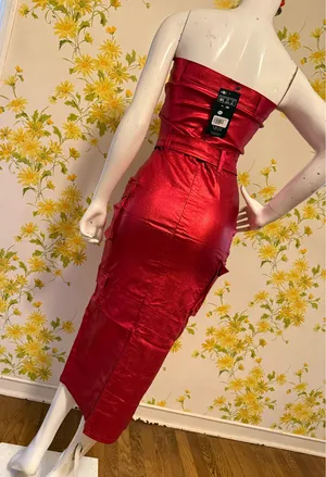 Metallic red strapless midi dress featuring a matching belt and a front slit thumbnail 4
