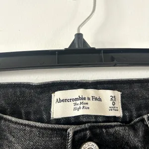 Abercrombie & Fitch Mom High Rise Dark Jeans Size 25 thumbnail 3