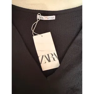 ZARA Textured V Neck Tie Front Crop Top Medium‎ M Black Short Sleeve Crinkle NWT thumbnail 5