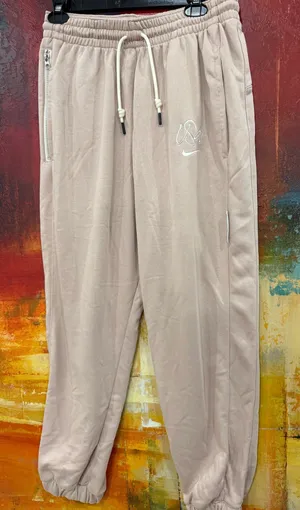 Women’s Nike Joggers size medium  thumbnail 1