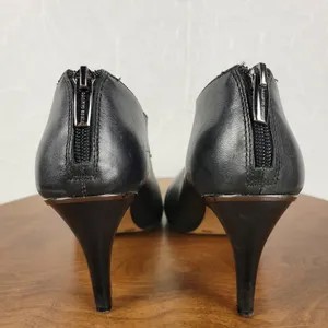Vince Camuto Vyammi Womens Ankle Bootie Size 9.5 Black V-cut Leather Heeled Boot thumbnail 2