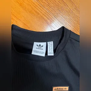 🌸adidas women Black Ribbed Crew Neck Patch Logo Top thumbnail 3