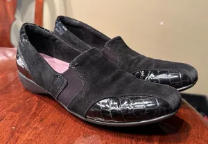 Clarks Everyday Womens size 10 Slip On Suede Black Patent Heel Loafers thumbnail 1