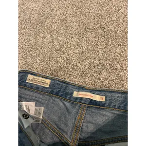 Levi's‎ Premium Jeans Women's Sz 26 Blue Denim High Rise Loose Taper Light Wash thumbnail 6