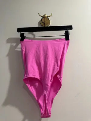 SKIMS Fits Everybody Strapless Bodysuit in Neon Orchid Size Small thumbnail 5