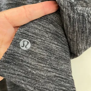 Lululemon Long Sleeve V‎ Neck Top Thumb Hole Heathered Gray AthleticSize 6 thumbnail 5