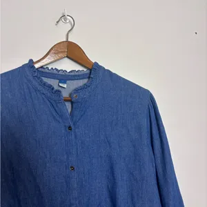 Old Navy Ruffle Collar Medium Wash Denim Jean Button Front Shirt Top thumbnail 3