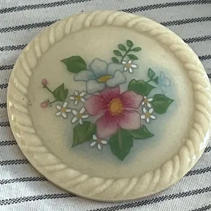 Vintage Avon 1984 Spring Bouquet Flower Pin Brooch thumbnail 1