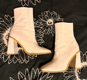Boots White Size 8.5 thumbnail 1
