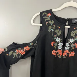 Sugar Lips Dress Womens Medium Black Great Cold Shoulder Floral Embroidery D5110 thumbnail 2