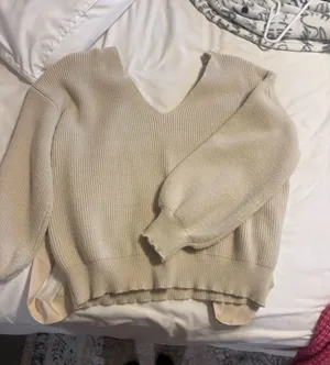 Tan sweater with bow Size M thumbnail 1