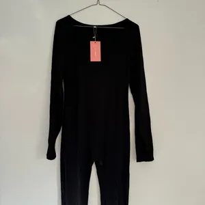 NWT Black stretchy jumpsuit in size large with thumb holes thumbnail 3