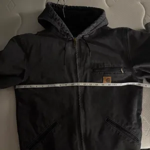 vintage 2000's faded black/ charcoal grey carhartt hooded jacket J141. Size S thumbnail 7