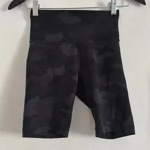 Lululemon heritage camo super high rise align short EUC thumbnail 2