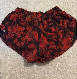 Lululemon Shorts Hotty Hot 2.5" Low-Rise thumbnail 2