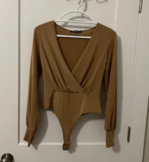 Boohoo Tan V Neck Bodysuit thumbnail 1