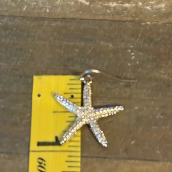 Gold tone textured starfish dangle earrings - Image 3