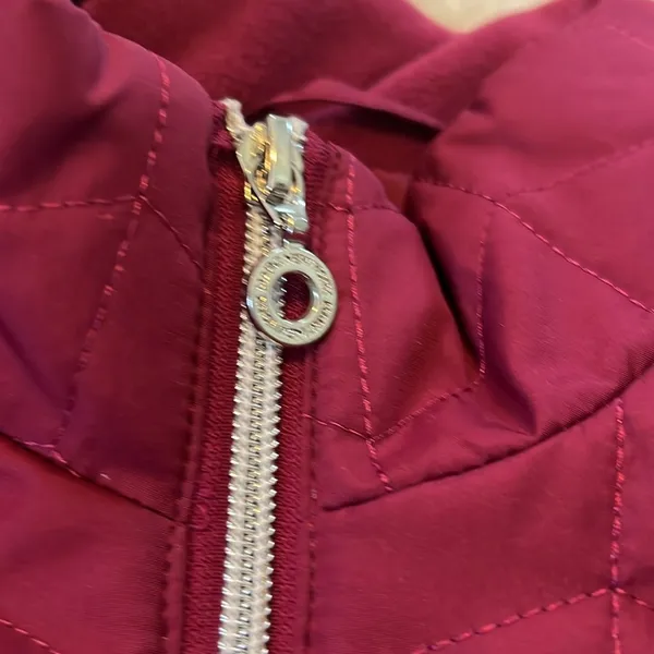 Andrew Marc Marc New York Quilted Vest Color Burgundy Size M NWOT - Image 2