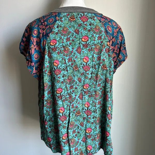 Natural Life Classic Gray and Floral T-Shirt Flowy Boho Size Medium - Image 4