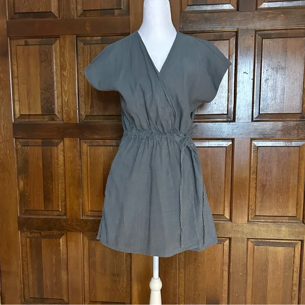 Theory Short Sleeve‎ Linen Blend Wrap Front Romper Size 8 Gray Minimalist - Image 4