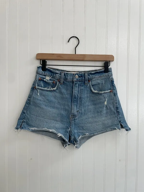 ABERCROMBIE & FITCH The Mom Short High Rise Distressed Denim Size 2 | 26 - Image 2