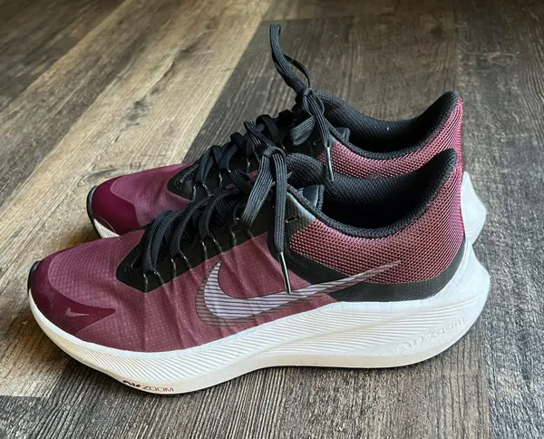 Nike Tennis Shoes - Image 2