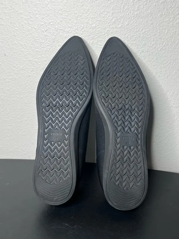 Vivaia Veronica Pointed Toe All Day Standing Flats in Black - Image 7