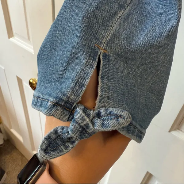 Levi’s Lightwash Bow Hem Jeans Size 6 or 28” - Image 4