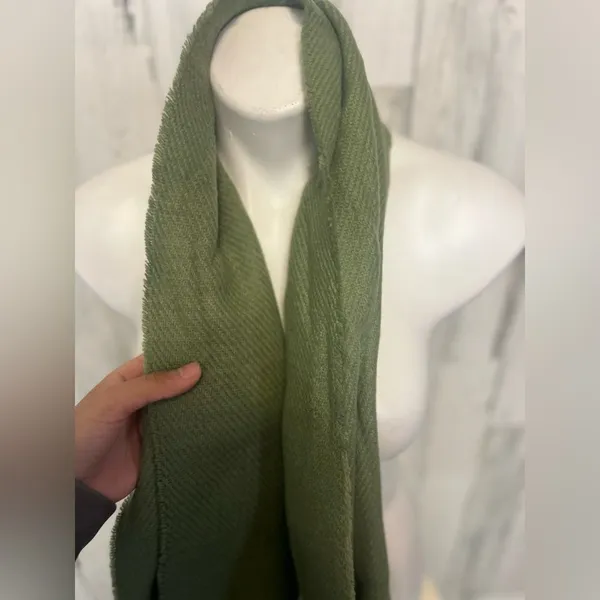 Steve Madden Olive Green Oversized Fringe Scarf – Soft Acrylic Winter Wrap NWT - Image 3