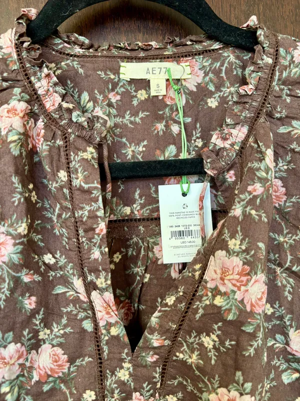 American Eagle AE77 boho Flower Peasant Top Size S - Image 3