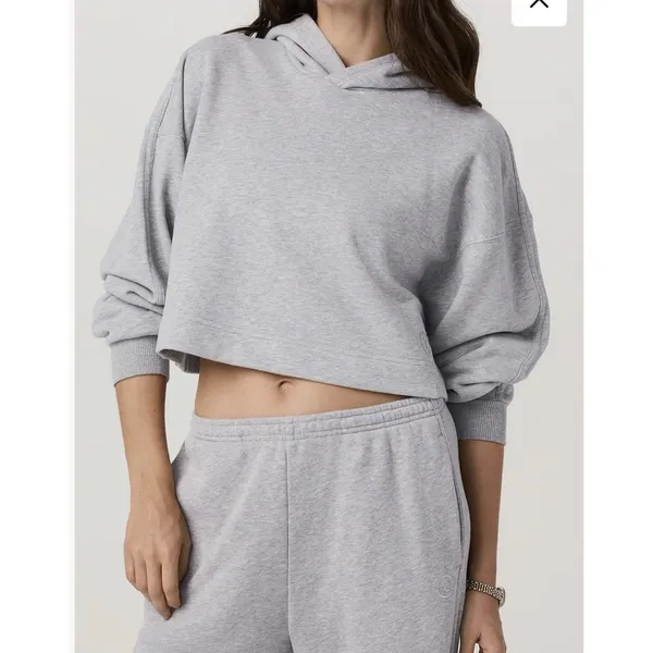 Vuori Women’s Sedona Crop Hoodie Light Heather Grey Size Medium New w/tag $118 - Image 5