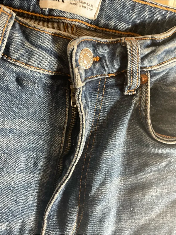 Zara Z1975 High-Rise Straight Leg Jeans Medium Wash Raw Hem – Size US 10 - Image 4