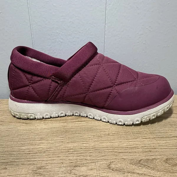 L.L. Bean‎ Quilted Ultralight Primaloft Waterproof Slip-On Shoes Berry Size 6 - Image 9
