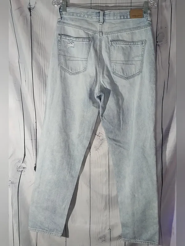 American Eagle Outfitters High-Rise Light Wash Y2K 90's Style Mom Jeans - Image 2