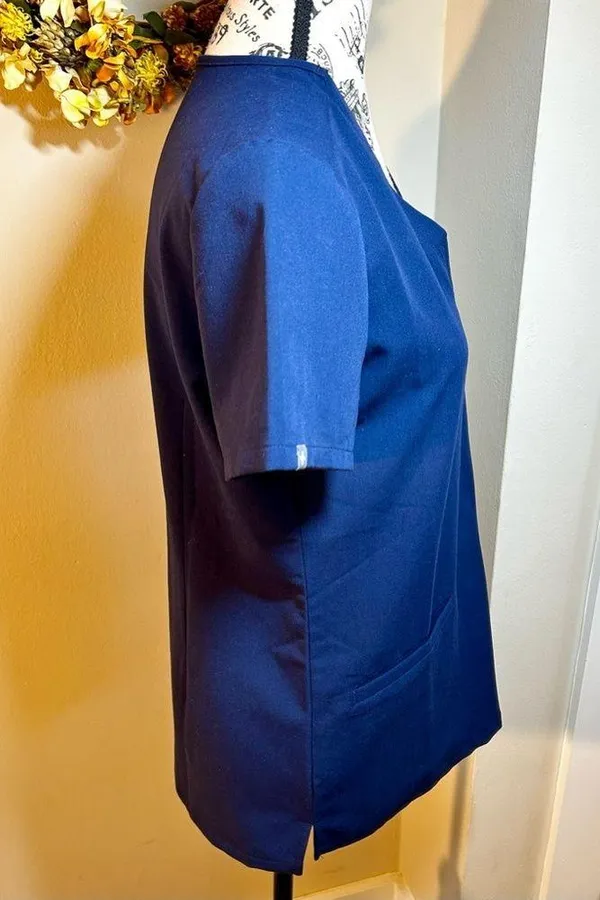 FIGS Technical Collection Casma Three-Pocket V-Neck Scrub Top in Navy Sz XS - Image 9