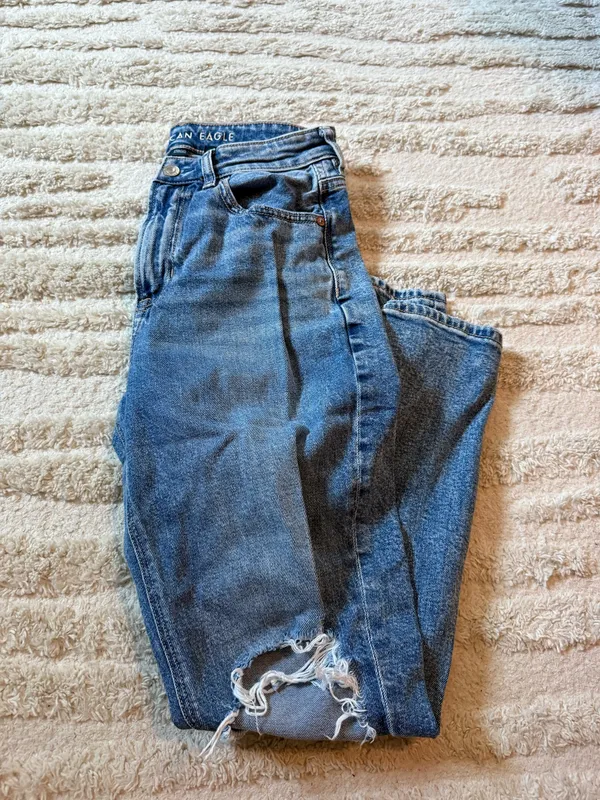 RIPPED AMERICAN EAGLE STRIGID BLUE JEANS - Image 3
