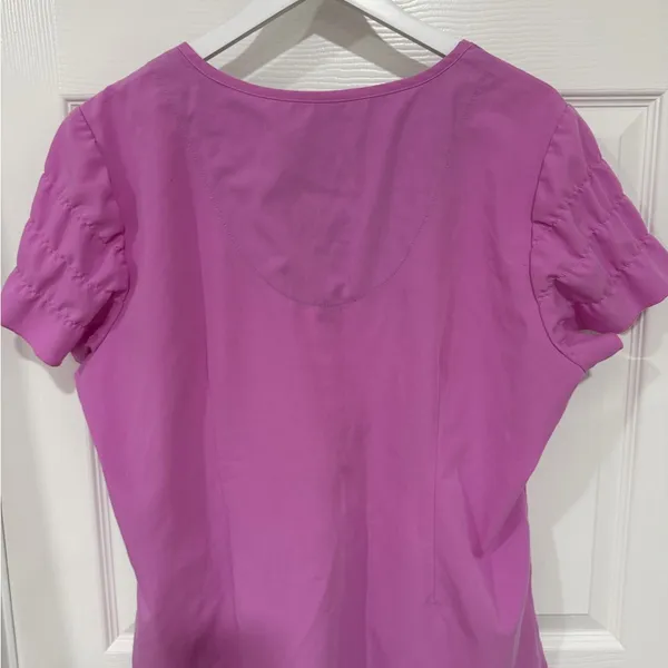 Vibrant Betsey Johnson Fuchsia Ruffle Sleeve Nursing Medical Scrub Top - Image 5