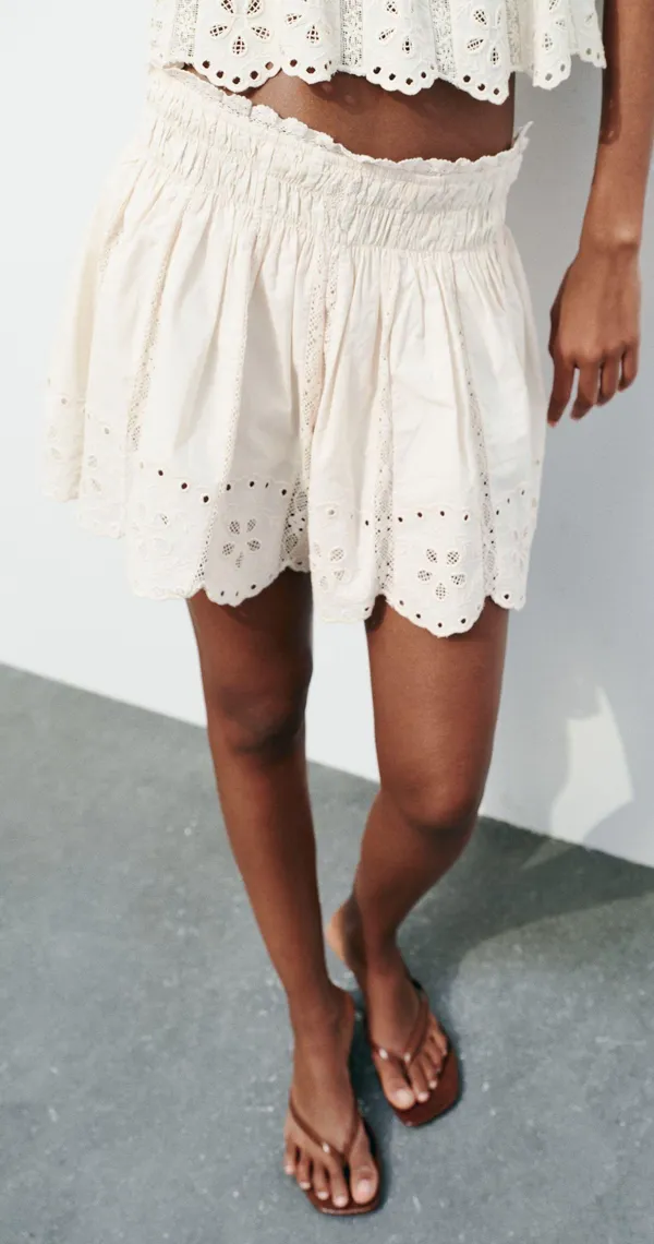Zara NWT  Ecru Embroidered Shorts. Size Small - Image 4
