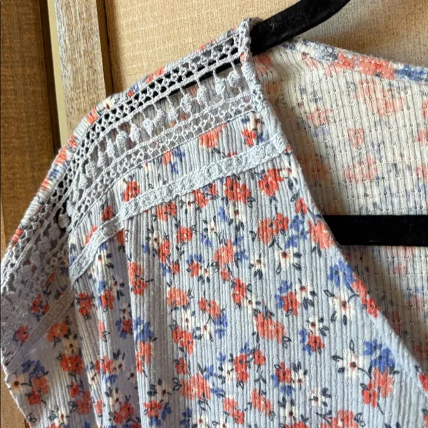 FINAL MARKDOWN Floral Women's Top large - Image 2