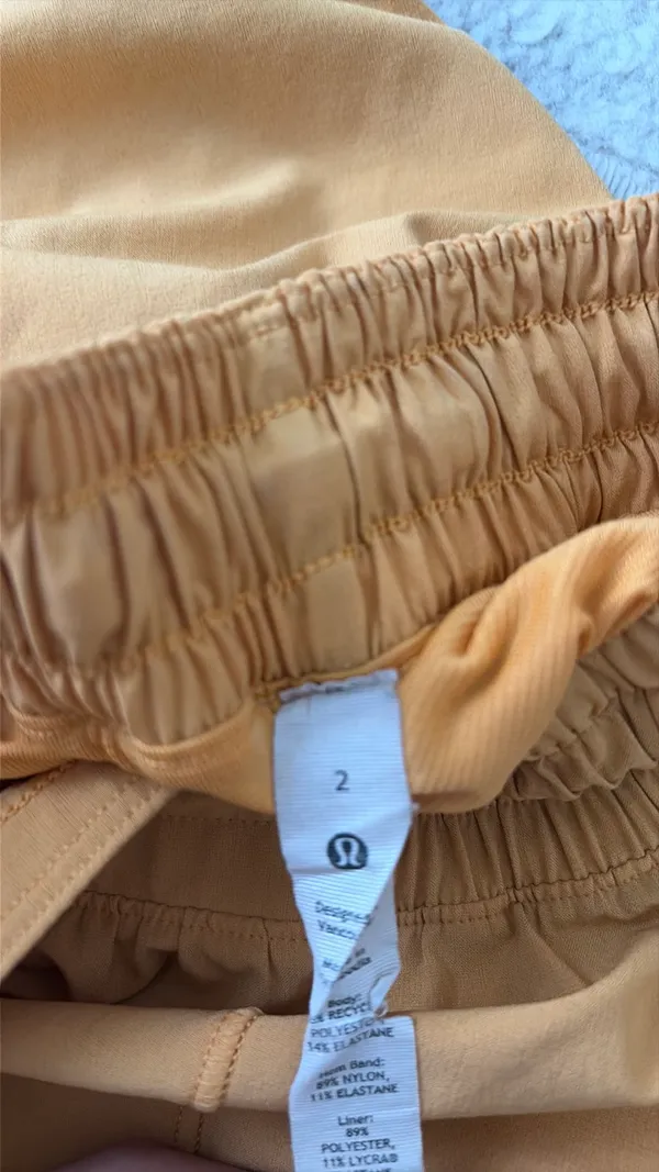 Lululemon Shorts Hotty Hot 2.5" Low-Rise - Image 4