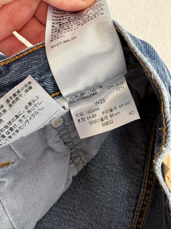 women’s levi’s shorts size W25 - Image 8
