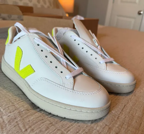 VEJA NIB Size 7  V-12 Jaune Fluo - Image 3