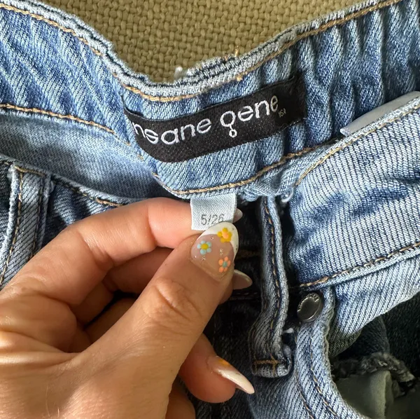 Distressed boyfriend jeans Size 26 - Image 3
