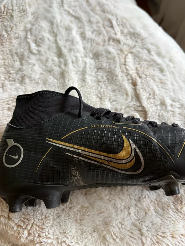 Nike Mercurial Vapor 15 Elite FG Black with gold accents and textured grid pattern - Image 4
