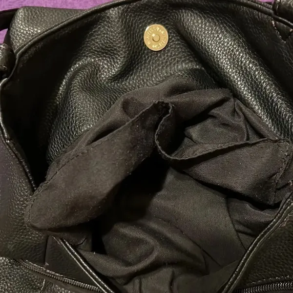 Liz Claiborne black handbag with lots of pockets and cute lock accent EUC - Image 10