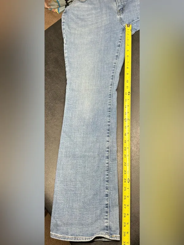 Levis Women’s Size 31x31 Classic Bootcut Stretch Light Wash Jeans - Image 3
